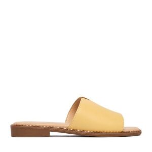 Klapki Lasocki. Żółte klapki Lasocki, bez wzorów, bez obcasa. Za 139,99 zł.