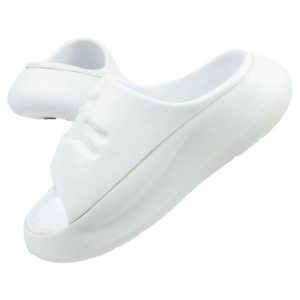 Klapki Lacoste Serve Slide 0421G białe. Białe klapki bez wzorów, z syntetyku, bez obcasa. W wyprzedaży za 329,02 zł.