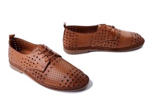 MANITU 840136-21 cognac, półbuty letnie damskie. Brązowe półbuty Manitu, na lato, w ażurowe wzory, ze skóry, bez obcasa, bez zapięcia. Za 255,92 zł.