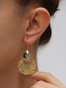 Pierres delicates Pozłacane kolczyki z prehnitem rozmiar: onesize. Szare kolczyki Pierres delicates, z prehnitem, pozłacane. Za 87,61 zł.