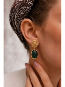 L'Atelier de Gaia Pozłacane kolczyki-wkrętki ze szmaragdami rozmiar: onesize. Zielone kolczyki L'Atelier de Gaia, z szmaragdem, pozłacane. Za 65,95 zł.
