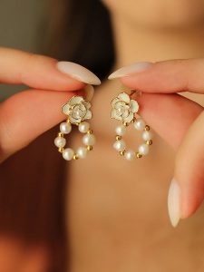 Pierres de Jade Pozłacane kolczyki-wkrętki z perłami rozmiar: onesize. Żółte kolczyki Pierres de Jade, z perłą, pozłacane. Za 65,99 zł.