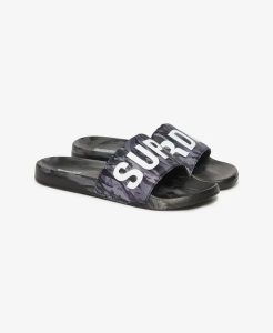 Superdry Camo Pool Sliders - klapki z wyściełanym paskiem – Dark Grey Tiger Camo. Szare klapki Superdry, bez wzorów, z nylonu, bez obcasa. Za 174,20 zł.