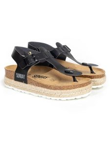 Sunbay Skórzane japonki "Yarrow" w kolorze czarnym rozmiar: 41. Czarne klapki Sunbay, bez wzorów, ze skóry, z otwartym noskiem, bez obcasa, na platformie. Za 130,50 zł.