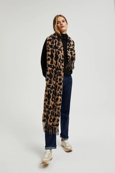 Szalik w panterkę brązowy. Brązowe szaliki MOODO, bez wzorów, z poliesteru. W wyprzedaży za 34,99 zł.