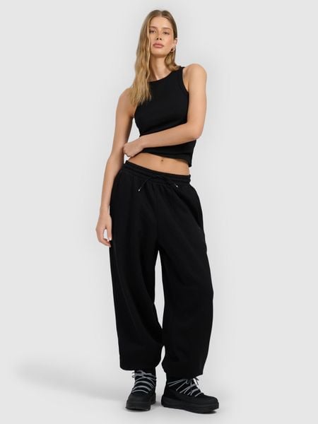 4F Spodnie dresowe joggery damskie - czarne M. Czarne spodnie dresowe 4f, m, bez wzorów, z dresówki. W wyprzedaży za 99,99 zł.