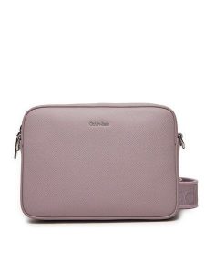 Calvin Klein Torebka Ck Must Small Camera Bag_Caviar K60K613084 Fioletowy. Fioletowe listonoszki Calvin Klein, bez wzorów, ze skóry, bez dodatków. Za 269,99 zł.