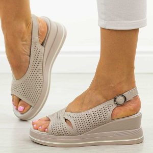 Beżowe skórzane sandały damskie na koturnie S.Barski 660. Brązowe sandały S.BARSKI, bez wzorów, z jeansu, bez obcasa, na koturnie, bez zapięcia. Za 219,00 zł.