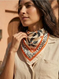 Satynowa apaszka z tropikalnym nadrukiem palm - wielobarwny. Apaszki i chusty Sinsay, bez wzorów, z satyny. Za 12,99 zł.