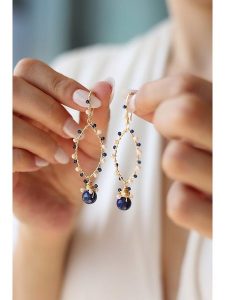 Pierres delicates Pozłacane kolczyki z szafirami rozmiar: onesize. Niebieskie kolczyki Pierres delicates, z perłą, pozłacane. Za 109,52 zł.