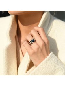 CARATELLI Złoty pierścionek "Dakan" z diamentami i szafirami rozmiar: 50. Żółte pierścionki CARATELLI, z diamentem, złote. Za 4 349,99 zł.