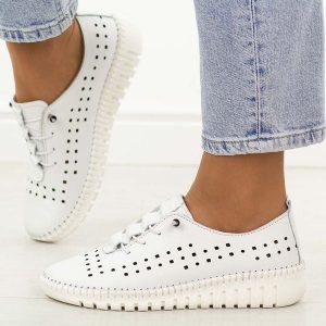 Białe ażurowe skórzane półbuty damskie T.Sokolski 4001. Białe półbuty Sokolski, na jesień, w ażurowe wzory, z jeansu, z okrągłym noskiem, bez obcasa, na płaskiej podeszwie, bez zapięcia. Za 259,00 zł.