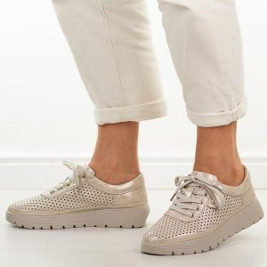 Złote ażurowe skórzane półbuty damskie Vinceza 79629. Żółte półbuty VINCEZA, na lato, z aplikacjami, z jeansu, z okrągłym noskiem, bez obcasa, bez zapięcia. Za 239,00 zł.