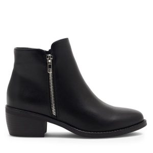 Botki Jenny Fairy. Czarne botki Jenny Fairy, bez wzorów, bez obcasa, na słupku, bez zapięcia. Za 139,99 zł.