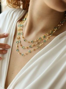 L'Atelier de Gaia Pozłacany naszyjnik z kryształami - dł. 48 cm rozmiar: onesize. Niebieskie naszyjniki L'Atelier de Gaia, z kryształem, pozłacane. Za 96,37 zł.