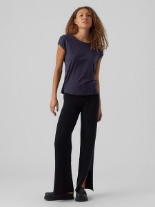 Vero Moda Koszulka "Ava" w kolorze granatowym rozmiar: S. Niebieskie bluzki Vero Moda, s, bez wzorów, z lyocellu, bez kołnierzyka, bez ramiączek. Za 61,31 zł.