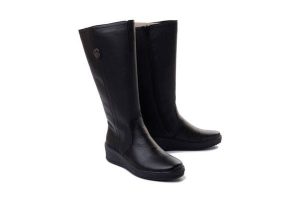 RIEKER Y4470-01 black, kozaki damskie. Czarne kozaki Rieker, na zimę, bez wzorów, bez obcasa, na koturnie, bez zapięcia. Za 419,90 zł.