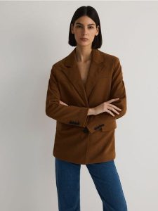 Marynarka oversize z imitacji zamszu - miedziany. Brązowe marynarki i żakiety Reserved, l, bez wzorów. W wyprzedaży za 99,99 zł.