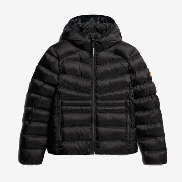 Damska ocieplana kurtka puchowa Superdry Fuji Quilt. Czarne kurtki Superdry, bez wzorów, z puchu, bez kaptura. W wyprzedaży za 435,50 zł.