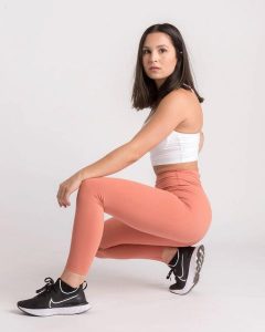 Damskie legginsy 7/8 na jogę i pilates, bez przedniego szwu – łososiowy. Czerwone legginsy AESTHETIC WOLF, bez wzorów, z dzianiny, z podwyższonym stanem. Za 149,99 zł.
