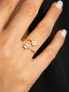 Lodie Silver Srebrny pierścionek z cyrkoniami rozmiar: onesize. Szare pierścionki Lodie Silver, z cyrkonią, srebrne. Za 63,95 zł.