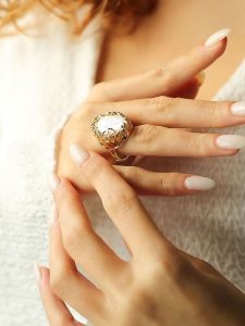 L'Atelier de Gaia Pozłacany pierścionek z cyrkoniami i perłą rozmiar: onesize. Brązowe pierścionki L'Atelier de Gaia, z cyrkonią, pozłacane. Za 39,99 zł.