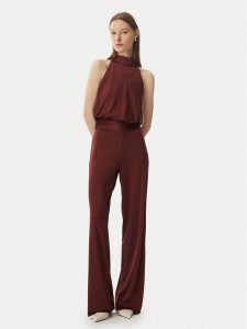 Guess Kombinezon W6GK12 K2937 Bordowy Regular Fit. Czerwone sukienki Guess, xxl, z aplikacjami, z syntetyku, bez kołnierzyka, bez ramiączek. Za 694,99 zł.