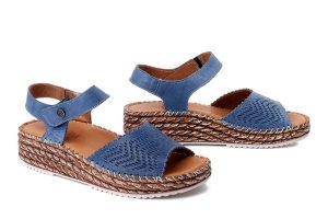 MANITU 910330-05 blau, sandały damskie. Niebieskie sandały Manitu, bez wzorów, ze skóry, bez obcasa, na koturnie, bez zapięcia. Za 229,42 zł.