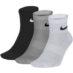 Skarpety Nike Everyday Lightweight Ankle 3 pary. Czarne skarpetki Nike, bez wzorów, z bawełny. Za 63,99 zł.