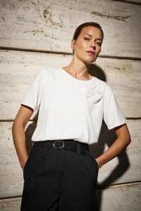 T-shirt w kwiatem biały. Białe t-shirty MOODO, l, bez wzorów, z bawełny, bez kołnierzyka, bez ramiączek. Za 79,99 zł.