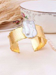 Pierres delicates Pozłacana bransoletka z masą perłową rozmiar: onesize. Białe bransoletki Pierres delicates, z perłą, pozłacane. Za 101,70 zł.