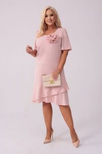Elegancka sukienka Evelyn na wesele w kolorze delikatnego różu PLUS SIZE XXL. Czerwone sukienki Moda Size Plus Iwanek, na imprezę, plus size, z aplikacjami, z elastanu, eleganckie, bez kołnierzyka, plus size, bez ramiączek, midi. Za 289,90 zł.