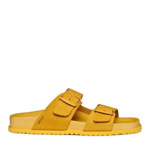 Klapki Geox. Żółte klapki Geox, bez wzorów, bez obcasa. Za 359,99 zł.