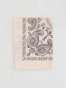 Wzorzysty szal z dodatkiem wiskozy - kremowy. Białe szaliki Reserved, bez wzorów, z wiskozy. Za 79,99 zł.