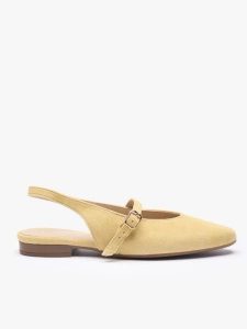 Jasnożółte czółenka slingback bez pięty ze skóry welurowej. Żółte czółenka Ryłko, bez wzorów, ze skóry, z okrągłym noskiem, bez obcasa, na płaskiej podeszwie, bez zapięcia. Za 349,99 zł.