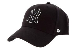 Czapka z daszkiem - New York Yankees Czapka regulowana. Czerwone czapki 47 Brand, bez wzorów, z materiału. Za 109,99 zł.