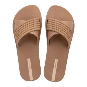 Buty klapki damskie Ipanema Street II. Brązowe klapki Ipanema, bez wzorów, z gumy, bez obcasa. Za 99,00 zł.