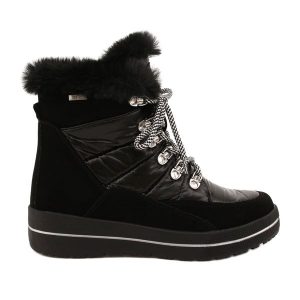Czarne Śniegowce Waterproof Caprice 26240-29 019. Czarne buty zimowe z futra, bez obcasa, bez zapięcia. W wyprzedaży za 184,76 zł.