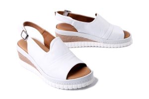 ARTIKER RELAKS 56C0918 biały, sandały damskie. Białe sandały Artiker Relaks, bez wzorów, bez obcasa, na koturnie, bez zapięcia. Za 207,92 zł.