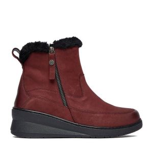 Botki Go Soft. Czerwone botki Go Soft, bez wzorów, bez obcasa, na koturnie, bez zapięcia. Za 259,99 zł.