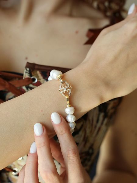 L'Atelier de Gaia Pozłacana bransoletka z cyrkoniami i perłami rozmiar: onesize. Białe bransoletki L'Atelier de Gaia, z cyrkonią, pozłacane. Za 65,95 zł.
