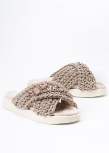 INUIKII WOVEN STONES Klapki damskie. Brązowe klapki Inuikii, bez wzorów, bez obcasa. Za 499,99 zł.