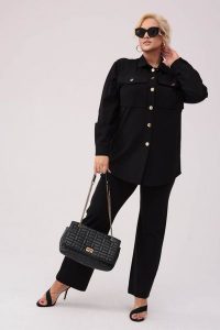 Elegancki czarny komplet Ava - koszula oraz spodnie PLUS SIZE XXL OVERSIZE. Czarne koszule Moda Size Plus Iwanek, plus size, bez wzorów, z materiału, bez kołnierzyka, plus size, bez ramiączek. W wyprzedaży za 299,90 zł.