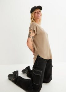 T-shirt. Zielone t-shirty bonprix, bez wzorów, bez kołnierzyka, bez ramiączek. Za 59,99 zł.