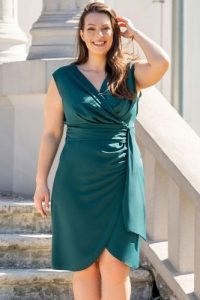 Sukienka ekskluzywna modna z marszczeniem na boku FLORENCE butelkowa zieleń. Zielone sukienki KARKO, na imprezę, s, bez wzorów, z elastanu, eleganckie, bez kołnierzyka, bez ramiączek, midi, kopertowe. Za 289,50 zł.
