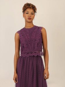 APART Top w kolorze fioletowym rozmiar: 38. Różowe topy Apart, bez wzorów, z koronki, bez kołnierzyka, bez ramiączek. Za 173,99 zł.