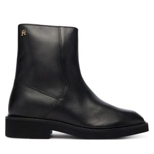 Botki Tommy Hilfiger. Czarne botki TOMMY HILFIGER, bez wzorów, bez obcasa, na płaskiej podeszwie, bez zapięcia. Za 599,99 zł.