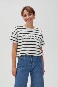 Bluza w paski z napisem biała. Białe bluzy MOODO, l, bez wzorów, z bawełny, bez kaptura. W wyprzedaży za 49,99 zł.