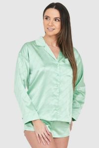 JUICY COUTURE Zielona satynowa koszula piżamowa w logo. Zielone koszule nocne Juicy Couture, bez wzorów, z satyny, bez ramiączek. W wyprzedaży za 199,99 zł.