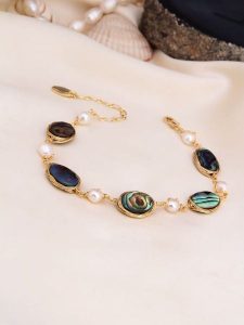 L'Atelier de Gaia Pozłacana bransoletka z perłami i masą perłową rozmiar: onesize. Zielone bransoletki L'Atelier de Gaia, z perłą, pozłacane. Za 86,99 zł.